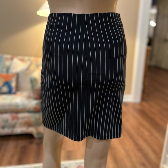 CUTSIE PIN STRIPED SKIRT IN GREAT CONDITION - Picture 4 of 6